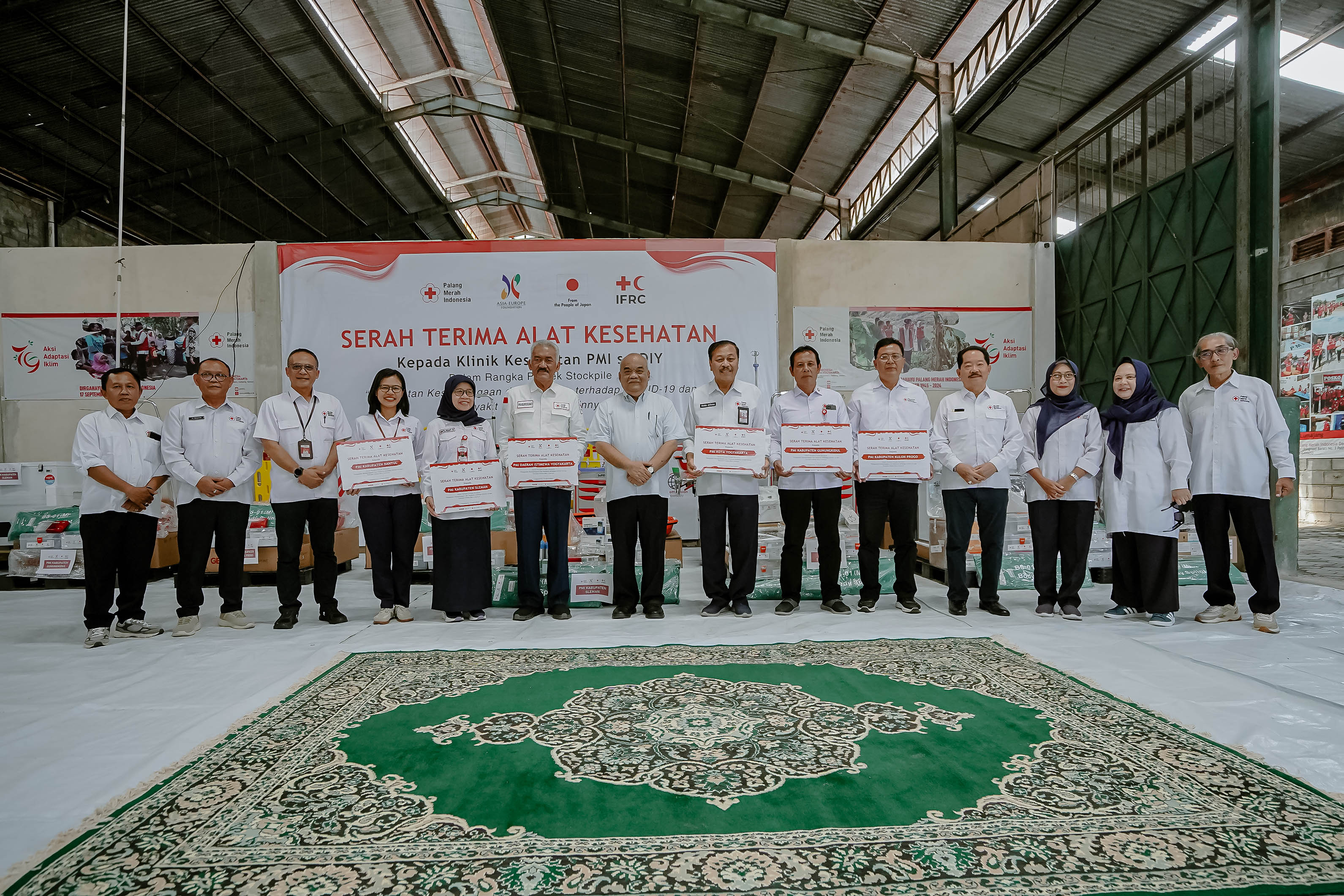 KGPAA Paku Alam X Serahkan Bantuan Alkes IFRC-Jepang untuk PMI Kota Yogyakarta